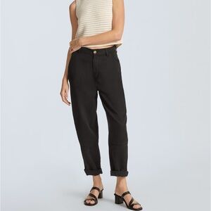 Everlane sz 10 Black The TENCEL™ Relaxed Chino High rise tapered leg.